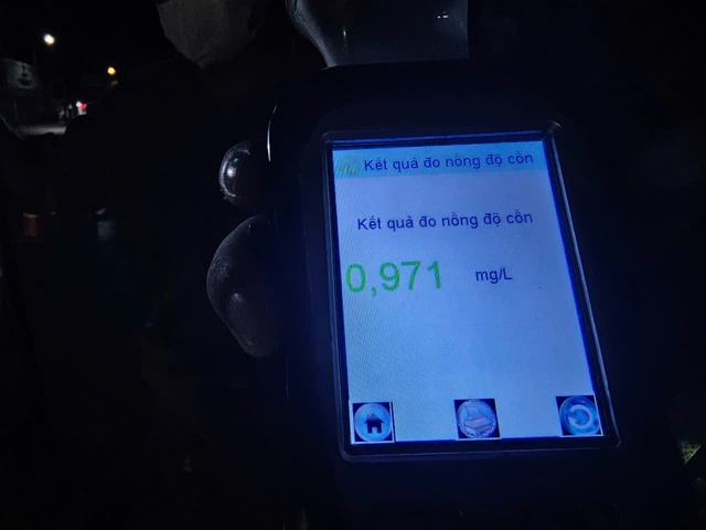 Bị thổi phạt nồng độ cồn, nam thanh ni&ecirc;n n&oacute;i 'kh&ocirc;ng để mất th&ecirc;m xe'- Ảnh 2.