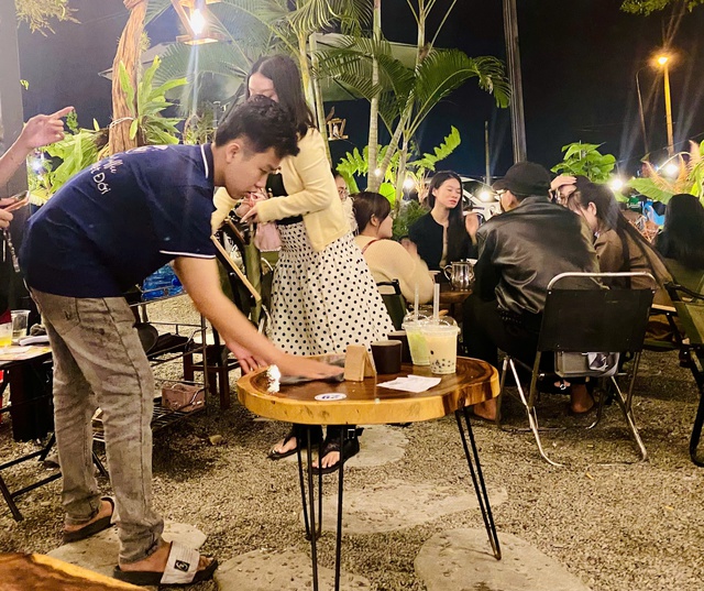 Ng&agrave;y tết, v&igrave; sao nhiều người trẻ vẫn đi l&agrave;m? - Ảnh 1.