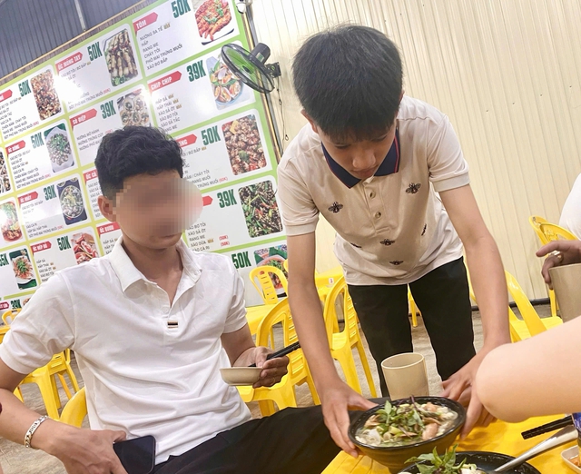 Ng&agrave;y tết, v&igrave; sao nhiều người trẻ vẫn đi l&agrave;m? - Ảnh 2.