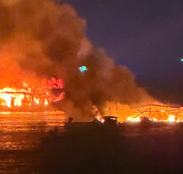 T&agrave;u du lịch ở Ph&uacute; Quốc bốc ch&aacute;y, tr&ocirc;i dạt g&acirc;y ch&aacute;y lan b&egrave; c&aacute;- Ảnh 1.