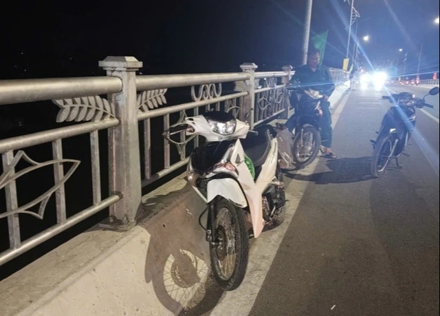 An Giang cứu sống nam thanh niên nhảy cầu Châu Đốc tự tử đêm mùng 2 tết - Ảnh 2. An Giang cứu sống nam thanh niên nhảy cầu Châu Đốc tự tử đêm mùng 2 tết - Ảnh 2.