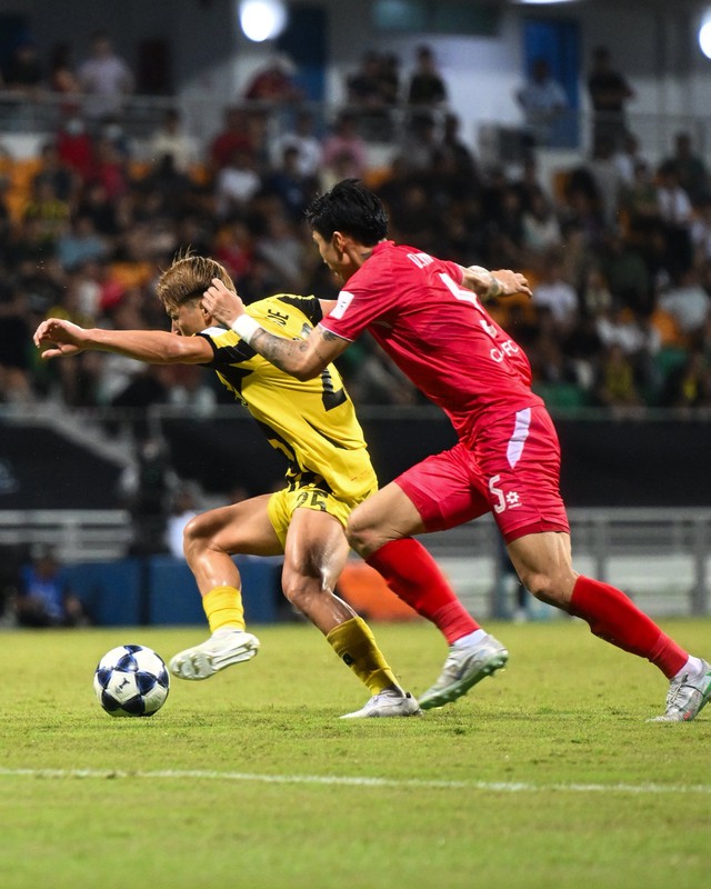 B&aacute;o ch&iacute; Singapore: 'Tưởng Tampines chắc chắn bị loại, trọng t&agrave;i v&agrave; thẻ đỏ khiến CLB CAHN vỡ trận&rsquo;- Ảnh 1.