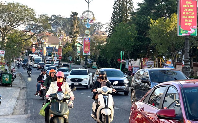 Đ&agrave; Lạt đ&oacute;n đ&ocirc;ng du kh&aacute;ch dịp xu&acirc;n B&iacute;nh Ngọ- Ảnh 1.