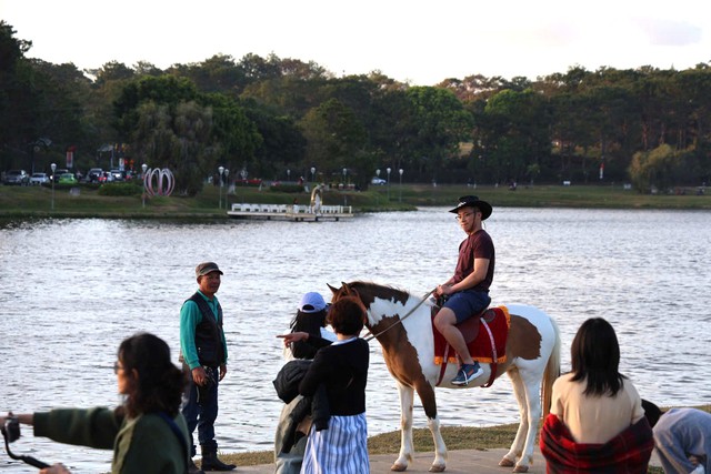 Đ&agrave; Lạt đ&oacute;n đ&ocirc;ng du kh&aacute;ch dịp xu&acirc;n B&iacute;nh Ngọ- Ảnh 2.