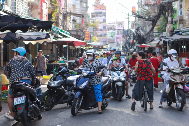 Mùng 3 tết cúng hóa vàng: Chợ tăng giá , siêu thị giữ ổn định giá cả - Ảnh 1. Mùng 3 tết cúng hóa vàng: Chợ tăng giá , siêu thị giữ ổn định giá cả - Ảnh 1.