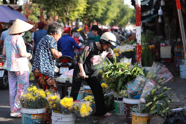 Mùng 3 tết cúng hóa vàng: Chợ tăng giá , siêu thị giữ ổn định giá cả - Ảnh 6. Mùng 3 tết cúng hóa vàng: Chợ tăng giá , siêu thị giữ ổn định giá cả - Ảnh 6.