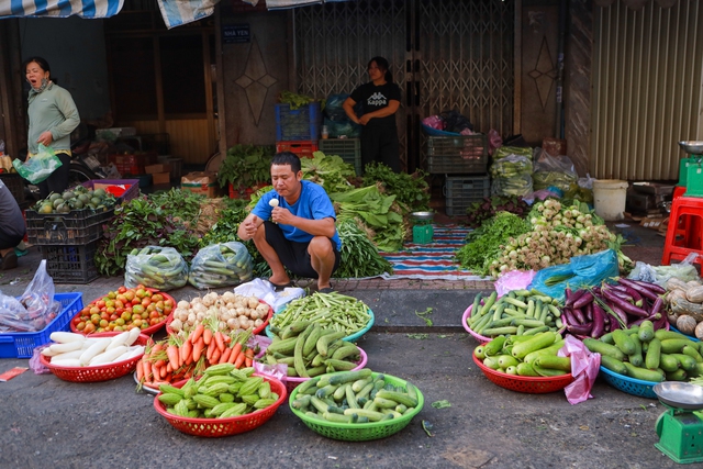Mùng 3 tết cúng hóa vàng: Chợ tăng giá , siêu thị giữ ổn định giá cả - Ảnh 4. Mùng 3 tết cúng hóa vàng: Chợ tăng giá , siêu thị giữ ổn định giá cả - Ảnh 4.