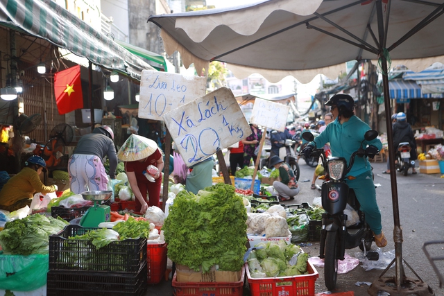 Mùng 3 tết cúng hóa vàng: Chợ tăng giá , siêu thị giữ ổn định giá cả - Ảnh 3. Mùng 3 tết cúng hóa vàng: Chợ tăng giá , siêu thị giữ ổn định giá cả - Ảnh 3.
