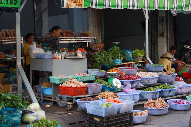 Mùng 3 tết cúng hóa vàng: Chợ tăng giá , siêu thị giữ ổn định giá cả - Ảnh 7. Mùng 3 tết cúng hóa vàng: Chợ tăng giá , siêu thị giữ ổn định giá cả - Ảnh 7.