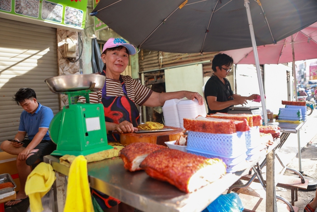Mùng 3 tết cúng hóa vàng: Chợ tăng giá , siêu thị giữ ổn định giá cả - Ảnh 5. Mùng 3 tết cúng hóa vàng: Chợ tăng giá , siêu thị giữ ổn định giá cả - Ảnh 5.