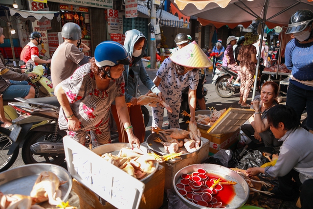 Mùng 3 tết cúng hóa vàng: Chợ tăng giá , siêu thị giữ ổn định giá cả - Ảnh 2. Mùng 3 tết cúng hóa vàng: Chợ tăng giá , siêu thị giữ ổn định giá cả - Ảnh 2.