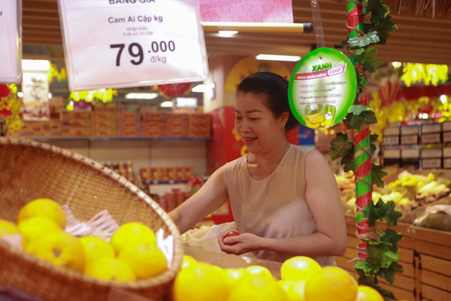 Mùng 3 tết cúng hóa vàng: Chợ tăng giá , siêu thị giữ ổn định giá cả - Ảnh 10. Mùng 3 tết cúng hóa vàng: Chợ tăng giá , siêu thị giữ ổn định giá cả - Ảnh 10.