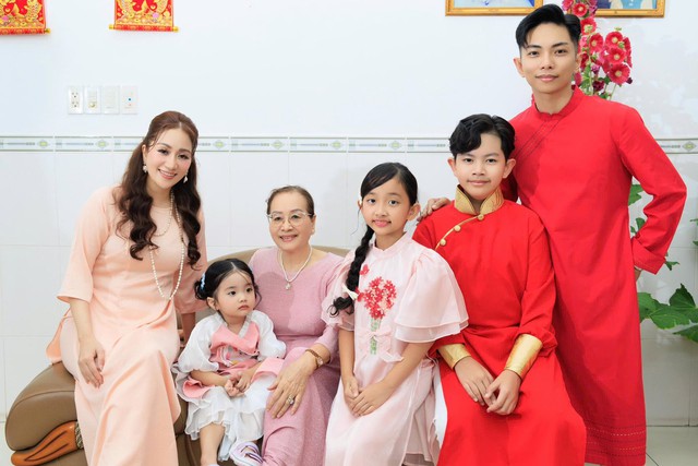 Tết đặc biệt của Kh&aacute;nh Thi - Phan Hiển - Ảnh 2.