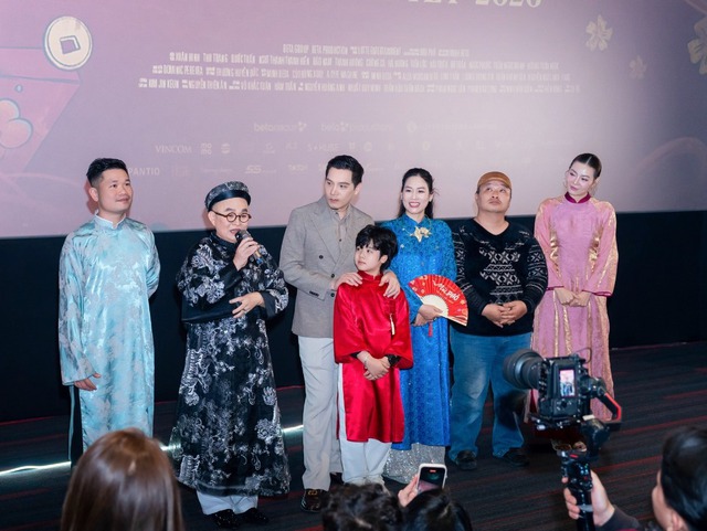 Giám đốc Lotte Entertainment Vietnam quỳ gối mong khán ủng hộ 'Mùi phở'- Ảnh 2. Giám đốc Lotte Entertainment Vietnam quỳ gối mong khán ủng hộ 'Mùi phở'- Ảnh 2.