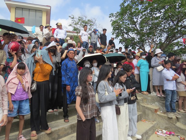 Ngư d&acirc;n Sa Huỳnh n&ocirc; nức ra biển, đ&oacute;n đại lợi đầu năm- Ảnh 6.