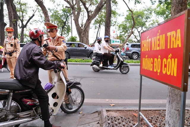 Vi phạm nồng độ cồn tăng 'chóng mặt' trong ngày mùng 3 tết- Ảnh 1. Vi phạm nồng độ cồn tăng 'chóng mặt' trong ngày mùng 3 tết- Ảnh 1.