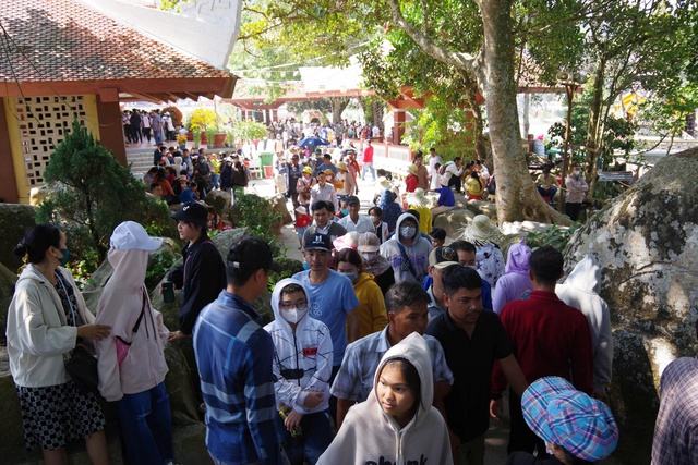 Vì sao hàng chục ngàn du khách chọn núi Cấm vui xuân?- Ảnh 1. Vì sao hàng chục ngàn du khách chọn núi Cấm vui xuân?- Ảnh 1.