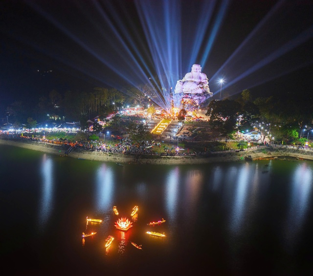 Vì sao hàng chục ngàn du khách chọn núi Cấm vui xuân?- Ảnh 5. Vì sao hàng chục ngàn du khách chọn núi Cấm vui xuân?- Ảnh 5.