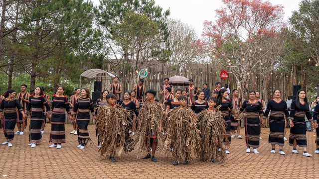 Tưng bừng lễ hội đường phố Măng Đen ng&agrave;y m&ugrave;ng 3 tết- Ảnh 2.