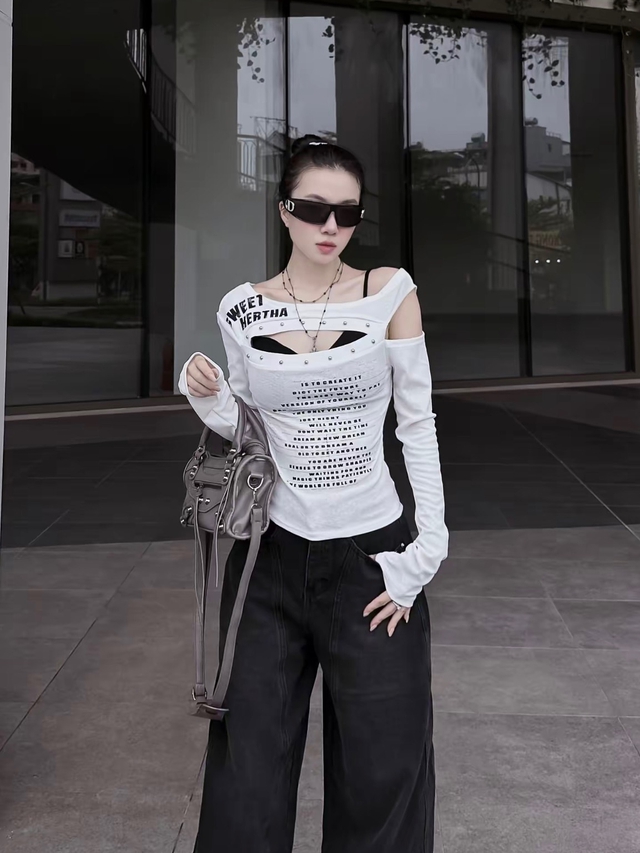 Diện áo cut out cùng quần tối màu, gợi cảm nhưng vẫn thanh lịch- Ảnh 3.