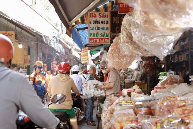 Chợ Bà Hoa thơm mùi bánh, mùi mắm xứ Quảng: Tết không về, vào chợ là thấy quê - Ảnh 1. Chợ Bà Hoa thơm mùi bánh, mùi mắm xứ Quảng: Tết không về, vào chợ là thấy quê - Ảnh 1.