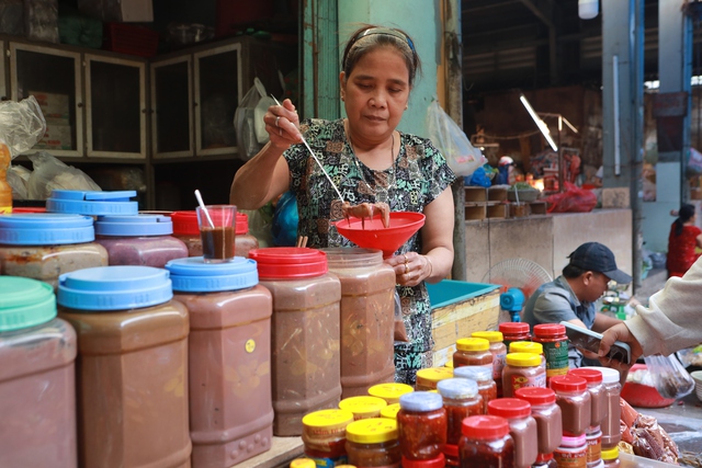 Chợ Bà Hoa thơm mùi bánh, mùi mắm xứ Quảng: Tết không về, vào chợ là thấy quê - Ảnh 7. Chợ Bà Hoa thơm mùi bánh, mùi mắm xứ Quảng: Tết không về, vào chợ là thấy quê - Ảnh 7.
