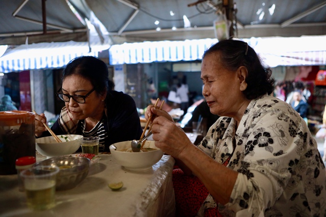 Chợ Bà Hoa thơm mùi bánh, mùi mắm xứ Quảng: Tết không về, vào chợ là thấy quê - Ảnh 9. Chợ Bà Hoa thơm mùi bánh, mùi mắm xứ Quảng: Tết không về, vào chợ là thấy quê - Ảnh 9.