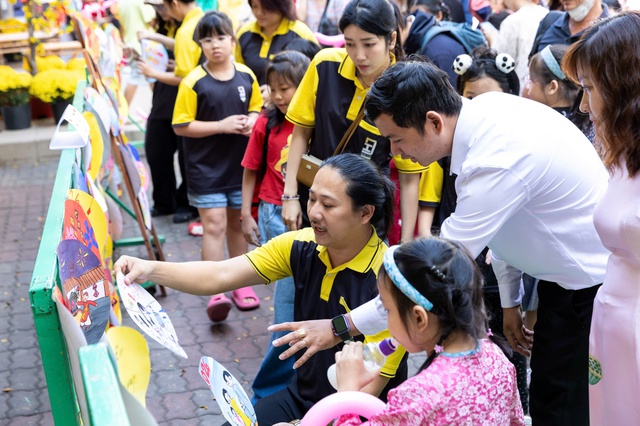 Cha mẹ ở TP.HCM diện áo dài cho con, đón tết sớm theo cách đặc biệt- Ảnh 8. Cha mẹ ở TP.HCM diện áo dài cho con, đón tết sớm theo cách đặc biệt- Ảnh 8.