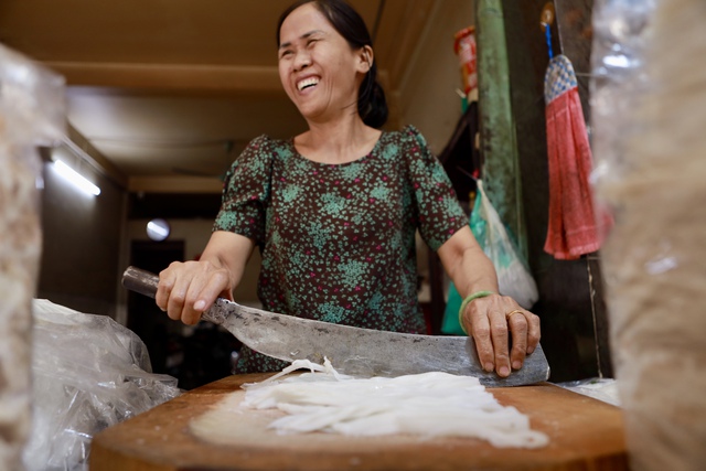 Chợ Bà Hoa thơm mùi bánh, mùi mắm xứ Quảng: Tết không về, vào chợ là thấy quê - Ảnh 8. Chợ Bà Hoa thơm mùi bánh, mùi mắm xứ Quảng: Tết không về, vào chợ là thấy quê - Ảnh 8.