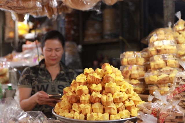 Chợ Bà Hoa thơm mùi bánh, mùi mắm xứ Quảng: Tết không về, vào chợ là thấy quê - Ảnh 2. Chợ Bà Hoa thơm mùi bánh, mùi mắm xứ Quảng: Tết không về, vào chợ là thấy quê - Ảnh 2.