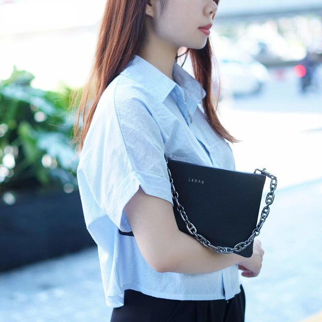 Túi clutch cầm tay, chi tiết nhỏ thay đổi diện mạo tức thì- Ảnh 3. Túi clutch cầm tay, chi tiết nhỏ thay đổi diện mạo tức thì- Ảnh 3.