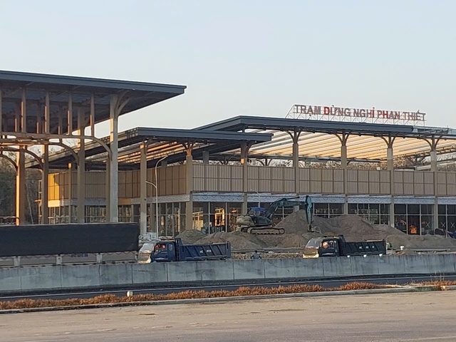 Về qu&ecirc; đ&oacute;n tết tr&ecirc;n c&aacute;c tuyến cao tốc: Chạy xe hay&hellip;. chạy t&igrave;m c&acirc;y xăng? - Ảnh 1.