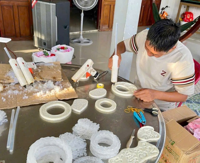 Thu nhập 30 - 40 triệu đồng dịp cận tết từ làm dừa dát vàng- Ảnh 2. Thu nhập 30 - 40 triệu đồng dịp cận tết từ làm dừa dát vàng- Ảnh 2.