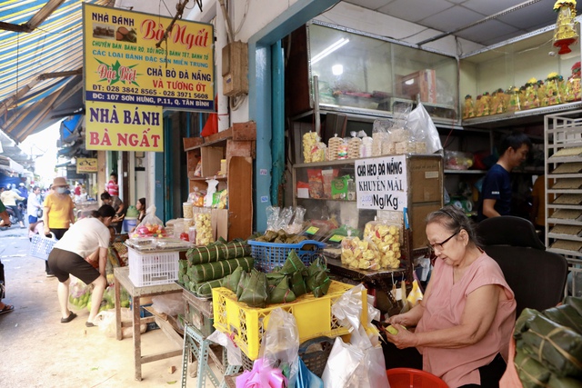 Chợ Bà Hoa thơm mùi bánh, mùi mắm xứ Quảng: Tết không về, vào chợ là thấy quê - Ảnh 4. Chợ Bà Hoa thơm mùi bánh, mùi mắm xứ Quảng: Tết không về, vào chợ là thấy quê - Ảnh 4.