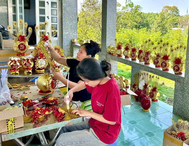 Thu nhập 30 - 40 triệu đồng dịp cận tết từ làm dừa dát vàng- Ảnh 3. Thu nhập 30 - 40 triệu đồng dịp cận tết từ làm dừa dát vàng- Ảnh 3.