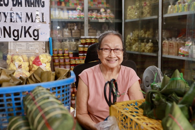 Chợ Bà Hoa thơm mùi bánh, mùi mắm xứ Quảng: Tết không về, vào chợ là thấy quê - Ảnh 5. Chợ Bà Hoa thơm mùi bánh, mùi mắm xứ Quảng: Tết không về, vào chợ là thấy quê - Ảnh 5.