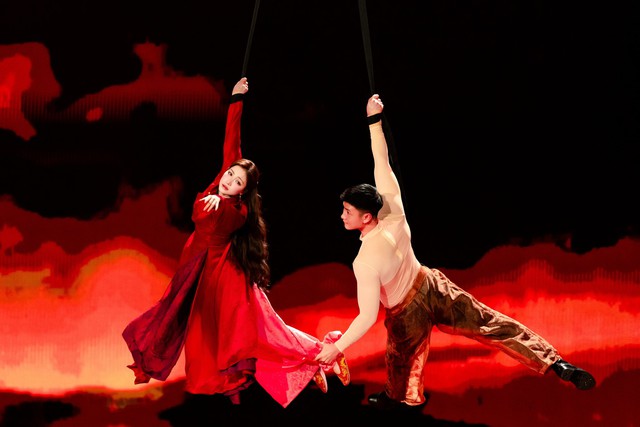 H&ograve;a Minzy mặc &aacute;o cưới l&ecirc;n s&acirc;n khấu, tiết lộ từng muốn từ bỏ sự nghiệp - Ảnh 3.