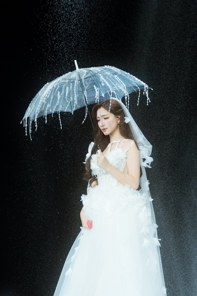 H&ograve;a Minzy mặc &aacute;o cưới l&ecirc;n s&acirc;n khấu, tiết lộ từng muốn từ bỏ sự nghiệp - Ảnh 2.