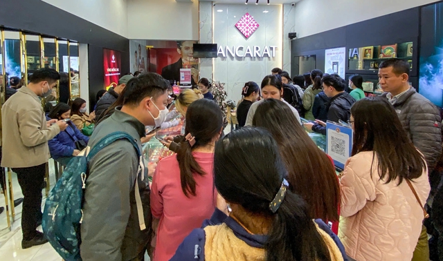 Gi&aacute; bạc lao dốc, người 'đu đỉnh' lỗ ngay 40 triệu/kg sau v&agrave;i ng&agrave;y- Ảnh 2.