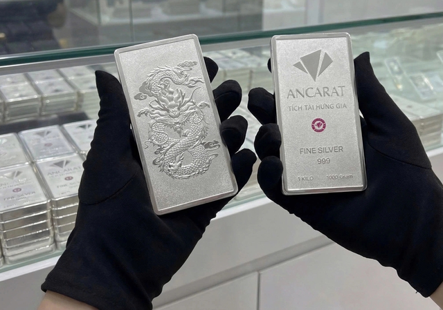 Gi&aacute; bạc lao dốc, người 'đu đỉnh' lỗ ngay 40 triệu/kg sau v&agrave;i ng&agrave;y- Ảnh 1.