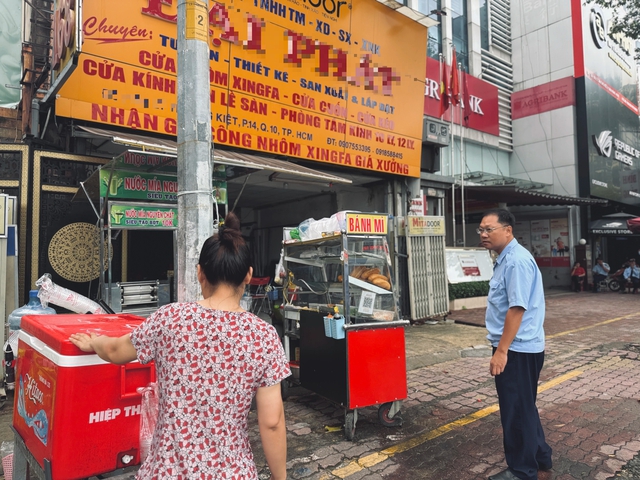 Vỉa h&egrave; đường L&yacute; Thường kiệt được kẻ 2 vạch v&agrave;ng trước đ&acirc;y - Ảnh 1.