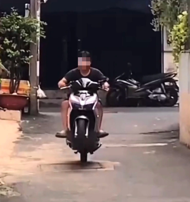 CSGT TP.HCM tịch thu xe nam thanh ni&ecirc;n quay clip 'bốc đầu' quảng c&aacute;o tiệm sửa xe - Ảnh 2.