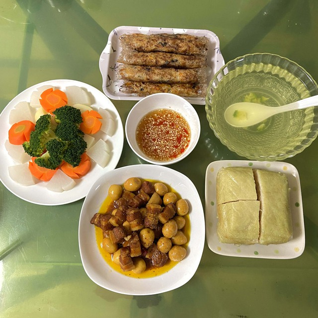 Người Việt ở nước bỏ Tết Nguy&ecirc;n đ&aacute;n rưng rưng nhận mứt tết, b&aacute;nh chưng - Ảnh 3.