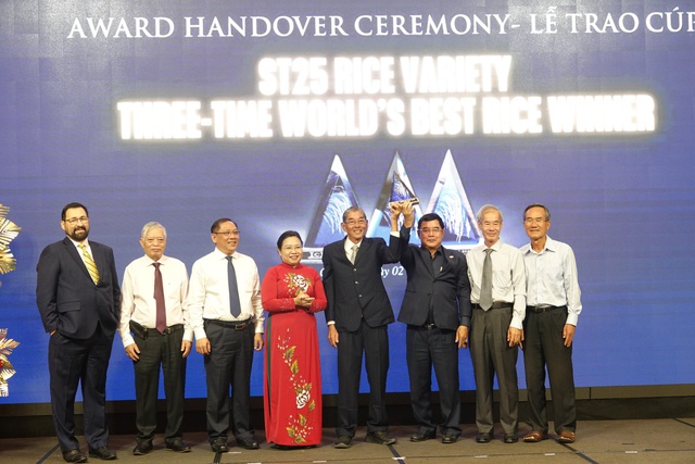 Gạo ST25 nhận c&uacute;p 'Gạo ngon nhất thế giới' sau 3 th&aacute;ng đoạt giải - Ảnh 2.