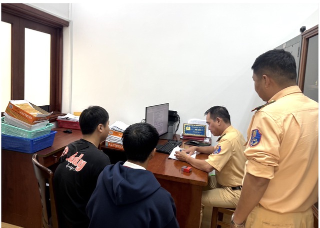 CSGT TP.HCM tịch thu xe nam thanh ni&ecirc;n quay clip 'bốc đầu' quảng c&aacute;o tiệm sửa xe - Ảnh 1.