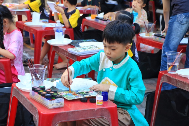 Cha mẹ ở TP.HCM diện áo dài cho con, đón tết sớm theo cách đặc biệt- Ảnh 2. Cha mẹ ở TP.HCM diện áo dài cho con, đón tết sớm theo cách đặc biệt- Ảnh 2.