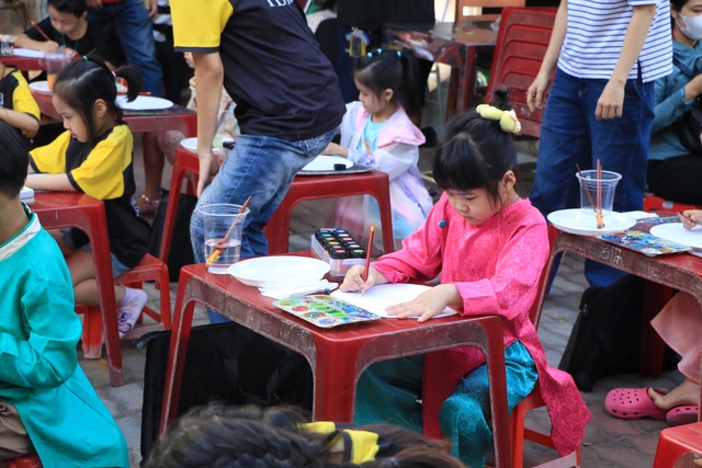 Cha mẹ ở TP.HCM diện áo dài cho con, đón tết sớm theo cách đặc biệt- Ảnh 3. Cha mẹ ở TP.HCM diện áo dài cho con, đón tết sớm theo cách đặc biệt- Ảnh 3.