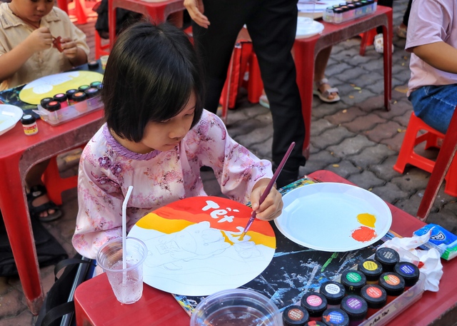 Cha mẹ ở TP.HCM diện áo dài cho con, đón tết sớm theo cách đặc biệt- Ảnh 4. Cha mẹ ở TP.HCM diện áo dài cho con, đón tết sớm theo cách đặc biệt- Ảnh 4.