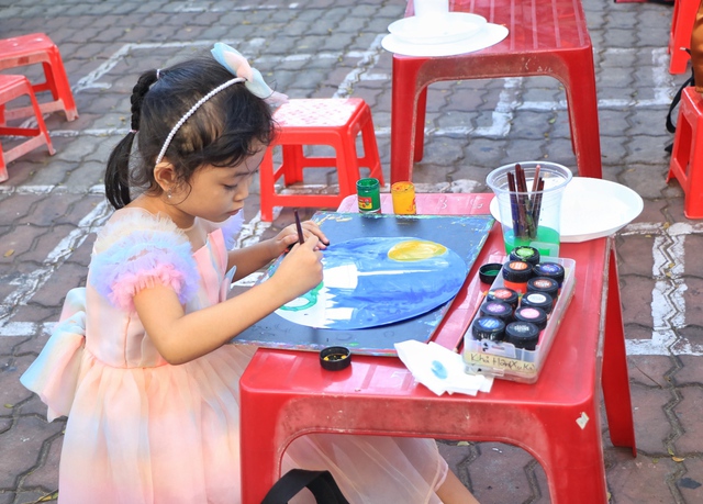 Cha mẹ ở TP.HCM diện áo dài cho con, đón tết sớm theo cách đặc biệt- Ảnh 6. Cha mẹ ở TP.HCM diện áo dài cho con, đón tết sớm theo cách đặc biệt- Ảnh 6.