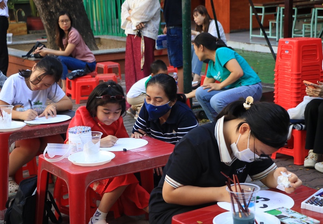 Cha mẹ ở TP.HCM diện áo dài cho con, đón tết sớm theo cách đặc biệt- Ảnh 5. Cha mẹ ở TP.HCM diện áo dài cho con, đón tết sớm theo cách đặc biệt- Ảnh 5.